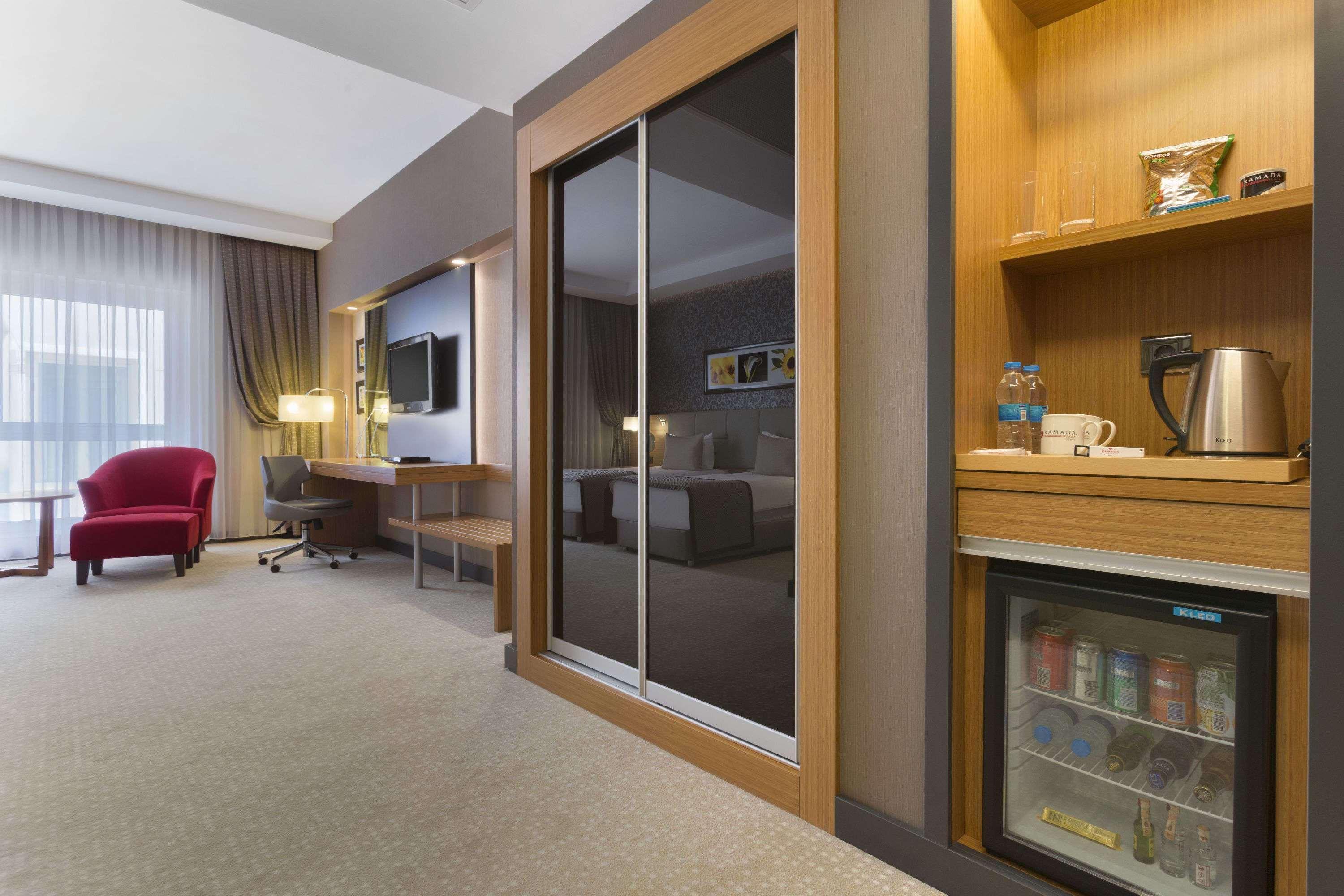 Отель Ramada Plaza By Wyndham Izmit Коджаэли Экстерьер фото A room at the hotel