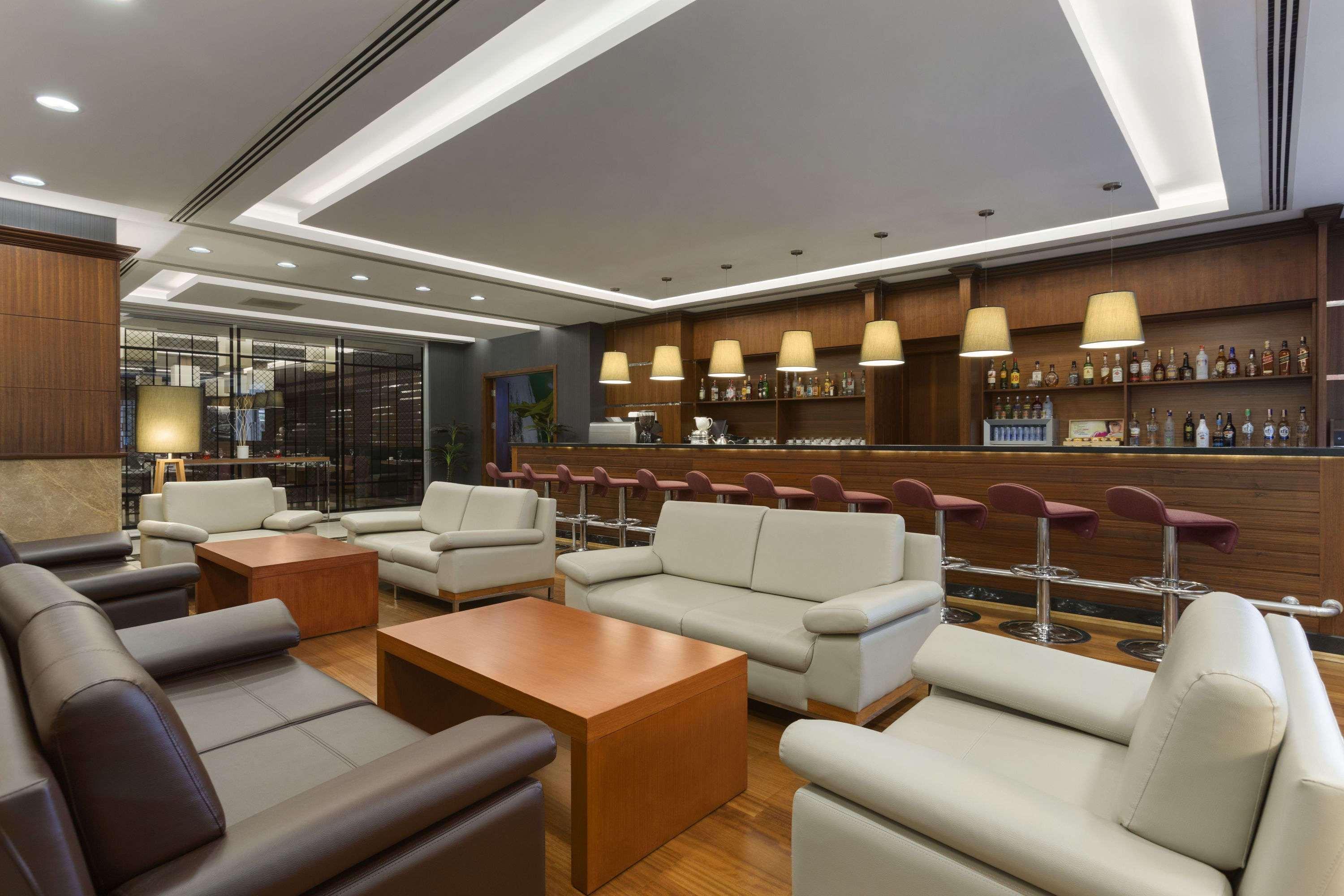 Отель Ramada Plaza By Wyndham Izmit Коджаэли Экстерьер фото The lounge at the airport