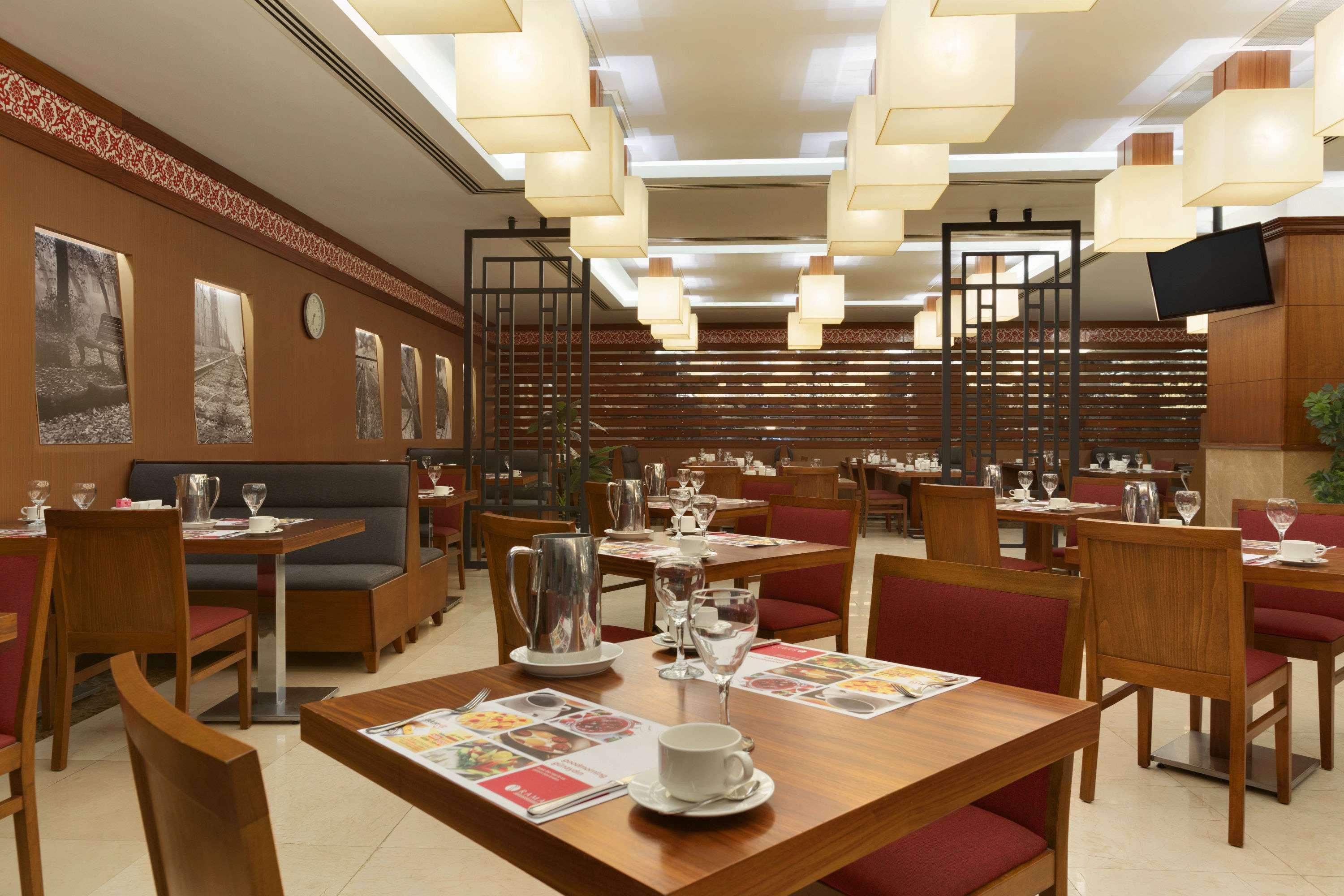 Отель Ramada Plaza By Wyndham Izmit Коджаэли Экстерьер фото Interior of a typical restaurant