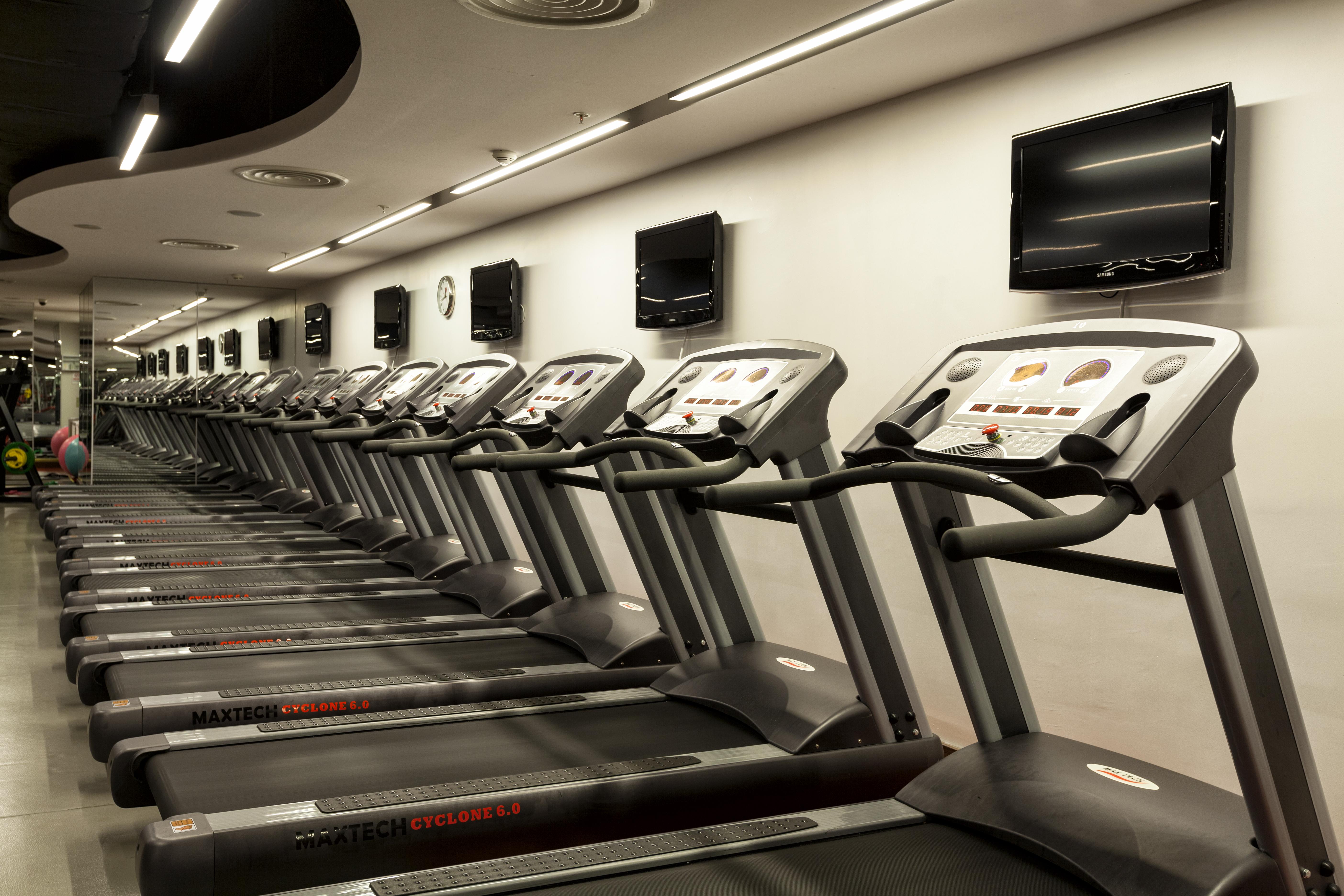 Отель Ramada Plaza By Wyndham Izmit Коджаэли Экстерьер фото A row of treadmills