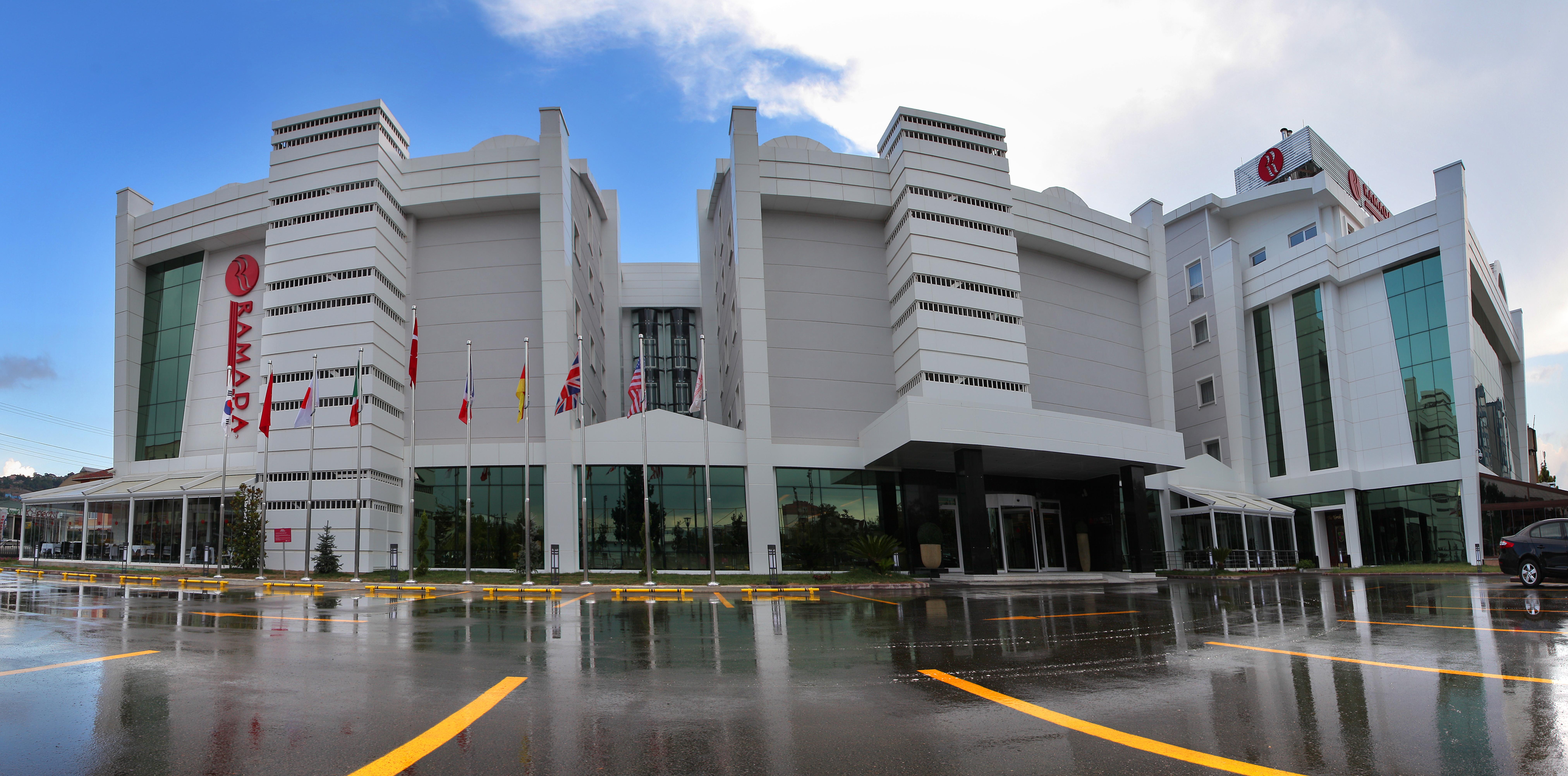 Отель Ramada Plaza By Wyndham Izmit Коджаэли Экстерьер фото The hotel's main entrance