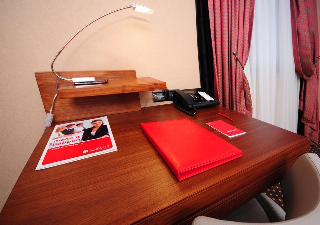 Отель Ramada Plaza By Wyndham Izmit Коджаэли Экстерьер фото A typical hotel room desk