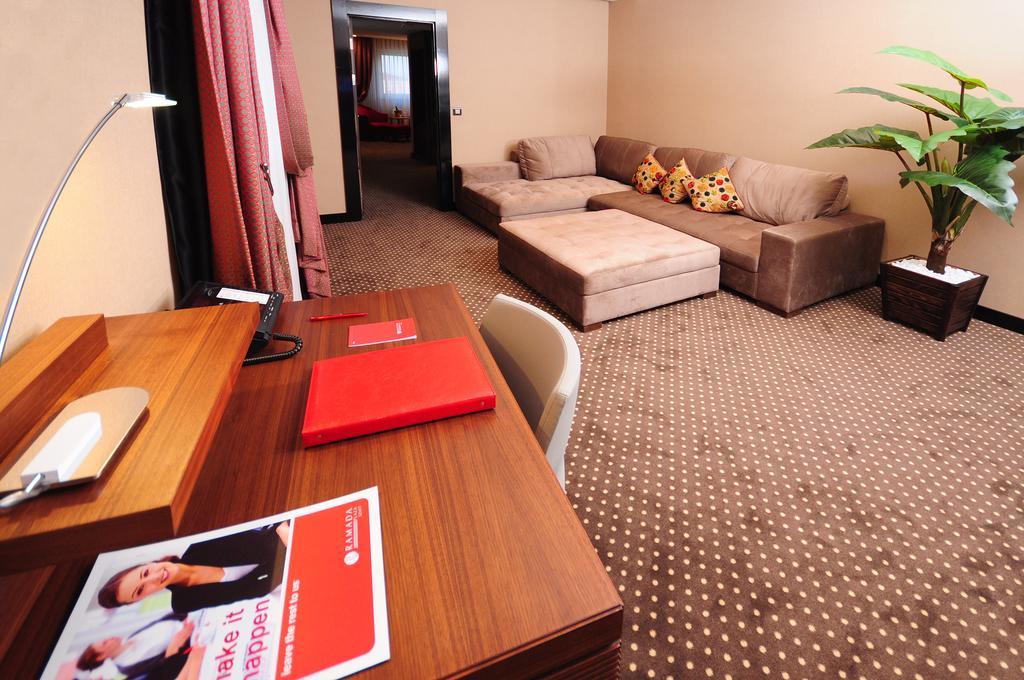 Отель Ramada Plaza By Wyndham Izmit Коджаэли Экстерьер фото A suite at the hotel