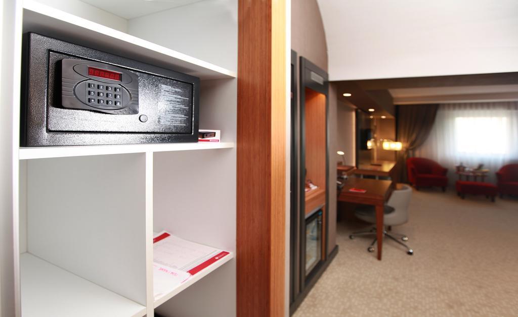 Отель Ramada Plaza By Wyndham Izmit Коджаэли Экстерьер фото A safe in a hotel room