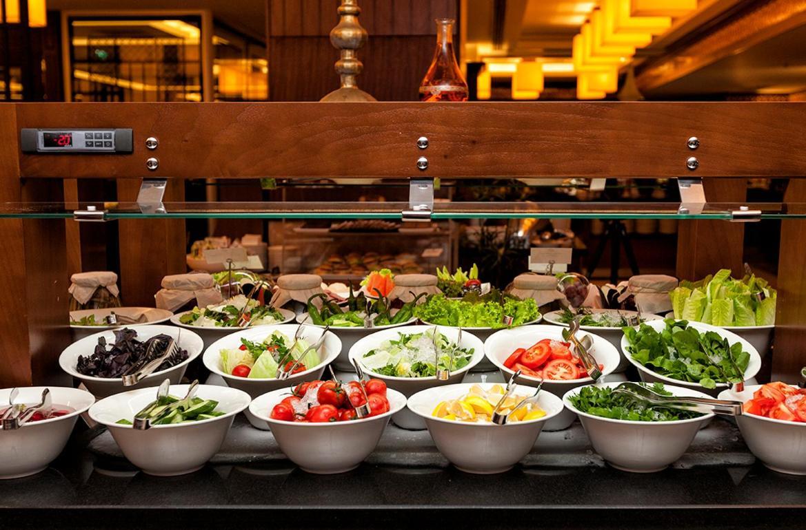 Отель Ramada Plaza By Wyndham Izmit Коджаэли Экстерьер фото A salad bar